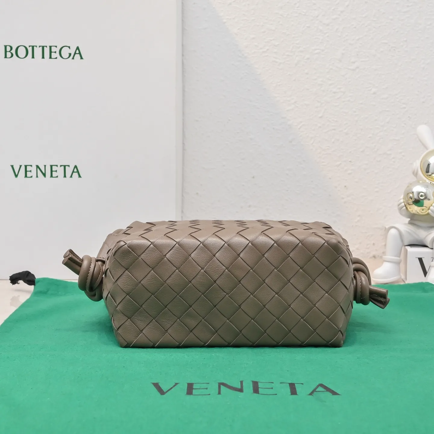 Batch 1360 BOTTEGA VENETA new loop is here! ! Many girls who like BV have owned the Loop bag. It has a simple appearance, classic weaving, and a compact and lightweight bag shape. This innovation continues the "camera bag" shape. Unlike the traditional Loop bag, which can only be worn as a crossbody bag, this innovation It can be carried by hand or cross-body, satisfying both the concave shape and daily needs. The oversized buckle can be folded and used as a handle. The sultry heat in summer ☀️ usually reduces people's desires. Having a lightweight bag will greatly enhance the happiness of traveling🫧 Style number: 6615 Size: 19*12*9cm